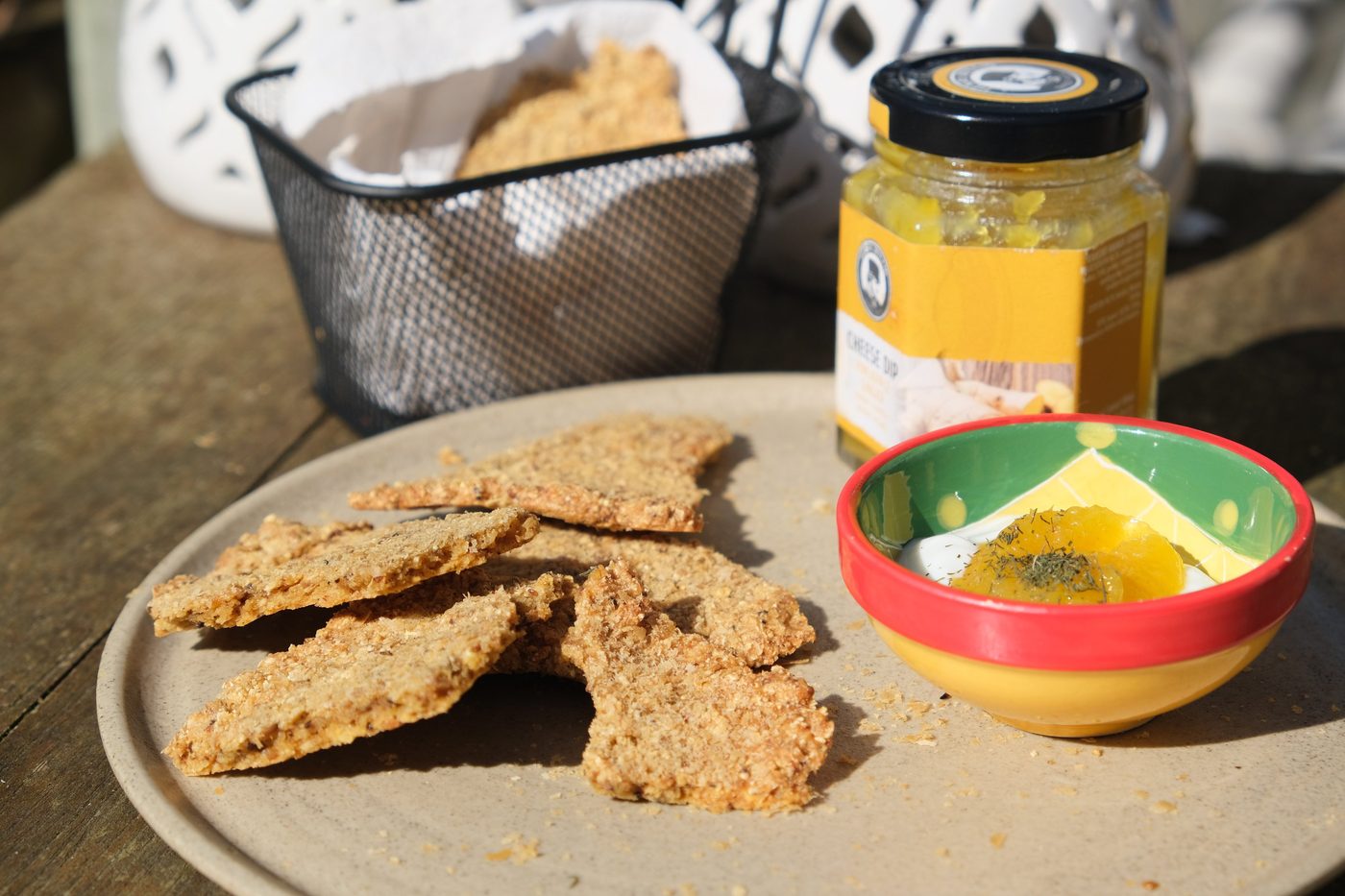 Krokante curry Millit crackers op een bord met een frisse dip