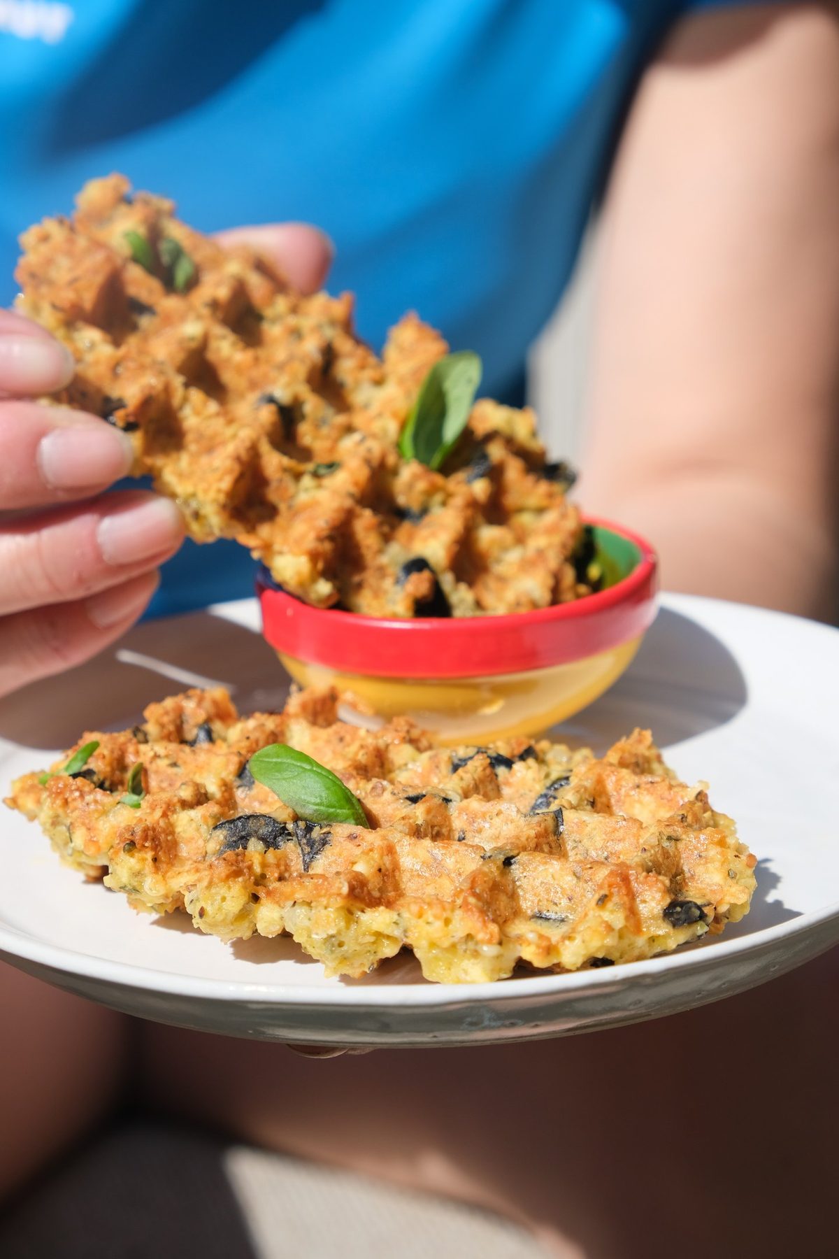 Hartige Millit wafels met kaas, olijven en basilicum, gedipt in honing
